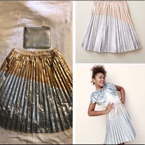 🔥BRAND NEW TRENDY METALLIC SKIRT/ SM. CLUTCH🔥
